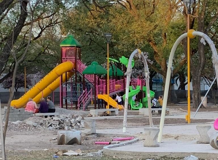 Vecinos ingresan a la obra de la Plaza Cívica