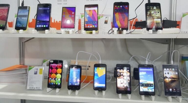Sustrajeron celulares de Red Megatone tras romper la vidriera