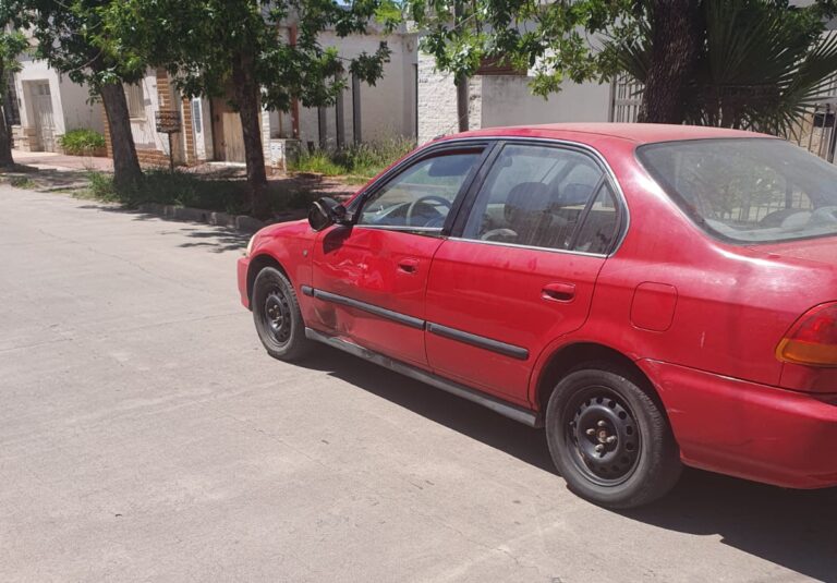 Un auto y una moto colisionaron en calle Dean Funes