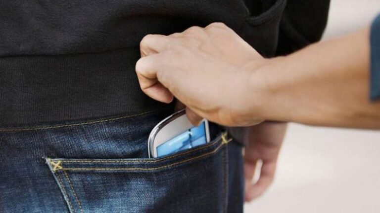 Chocó y mientras estaba tirado en el piso le robaron el celular
