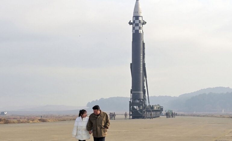  La prensa norcoreana popularizó fotos de Kim con su hija en el lanzamiento del misil intercontinental