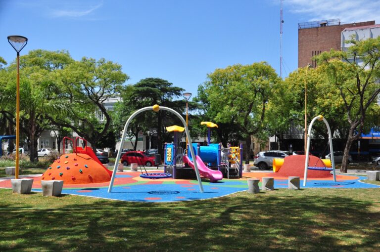Quedó inaugurada la refuncionalización de la Plaza del Centro Cívico