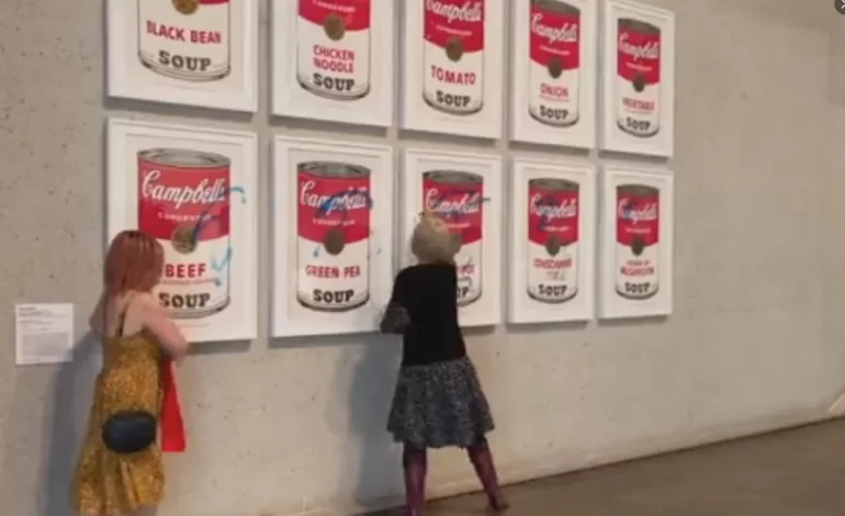  Activistas ecológicas se pegaron a una obra de Andy Warhol en Australia