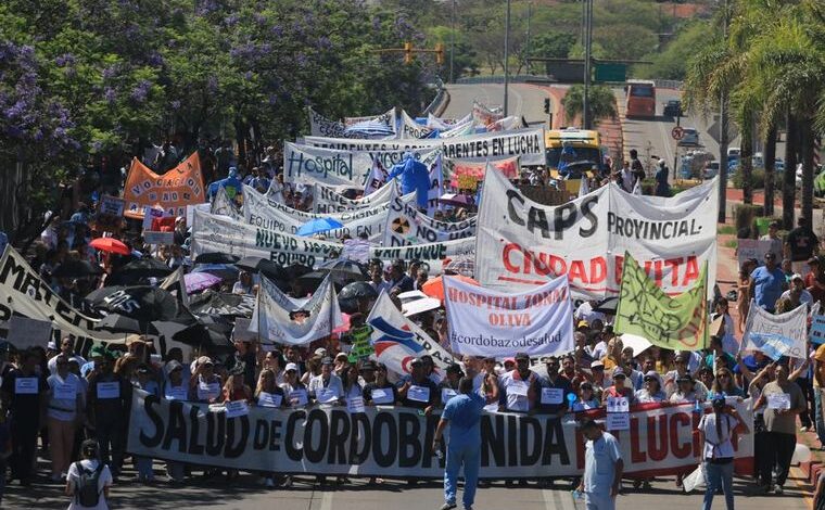 Salud en Córdoba: el Gobierno recibe al colectivo hospitalario tras la marcha