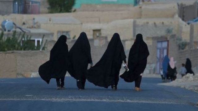  El régimen talibán les prohibió a las mujeres afganas la entrada a plazas, parques de atracciones y gimnasios