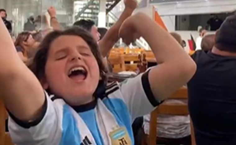 Así vivió un niño ciego el gol de Messi contra México