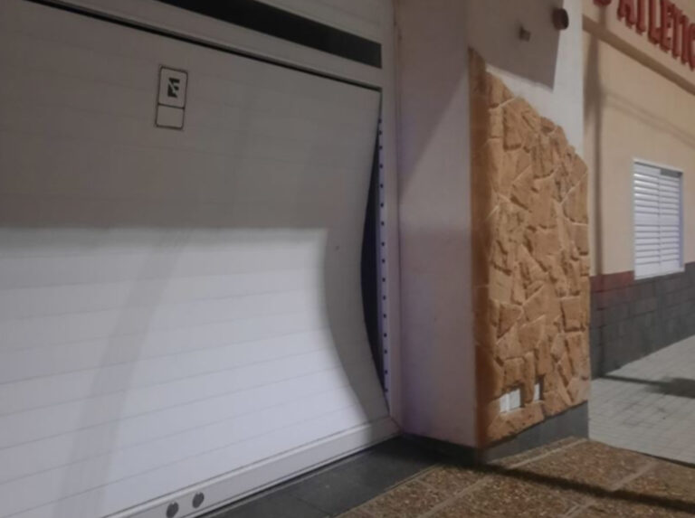Menores de edad dañaron portón de una vivienda