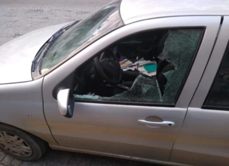 Robaron una mochila del interior de un vehículo