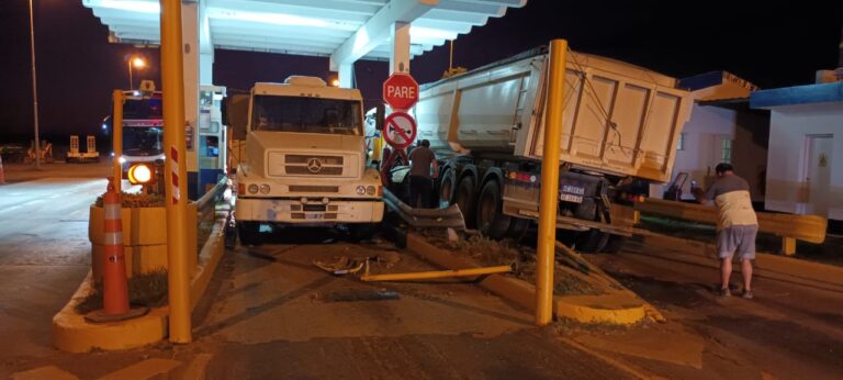 Imputaron al camionero que colisionó con la cabina del peaje