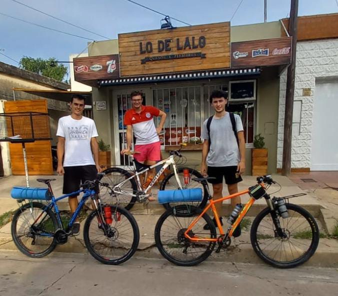Ciclistas universitarios iniciaron travesía