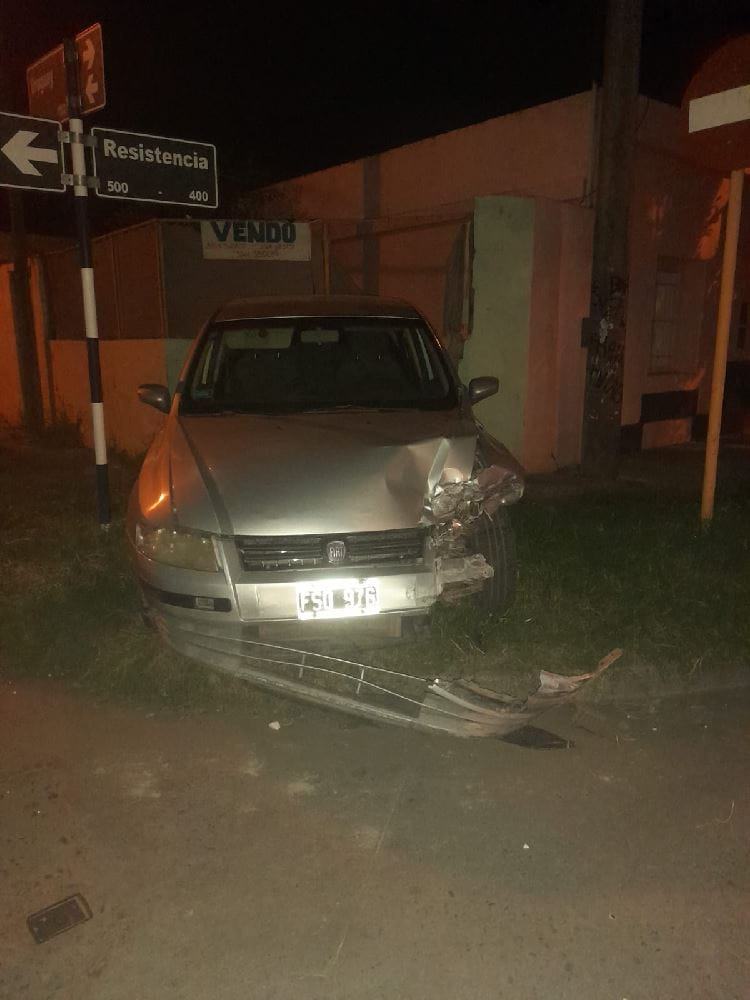 Chocó dos veces: Intentó ayudar a un herido y volvió a producir un accidente