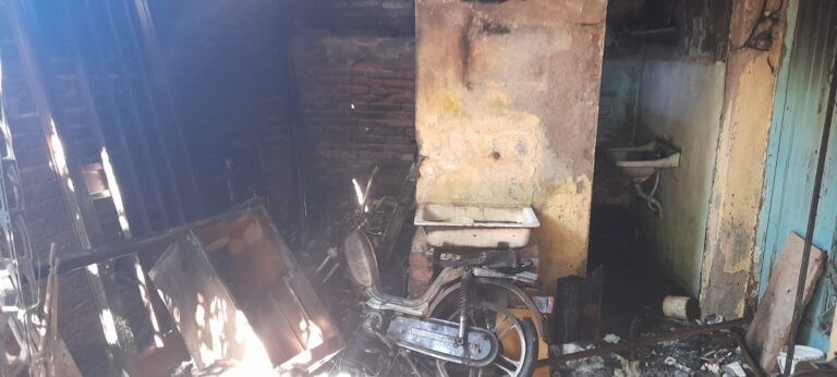 Bomberos intervinieron en un incendio de un galpón