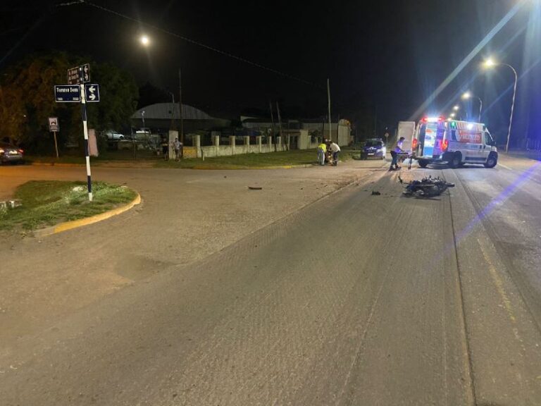 Un motociclista sufrió lesiones graves en un accidente en barrio San Cayetano