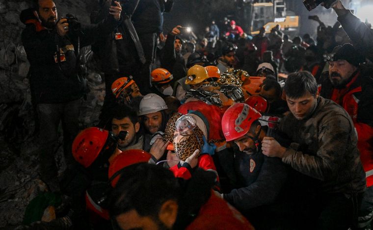  Turquía: hallan a tres personas con vida bajo los escombros a 13 días del sismo