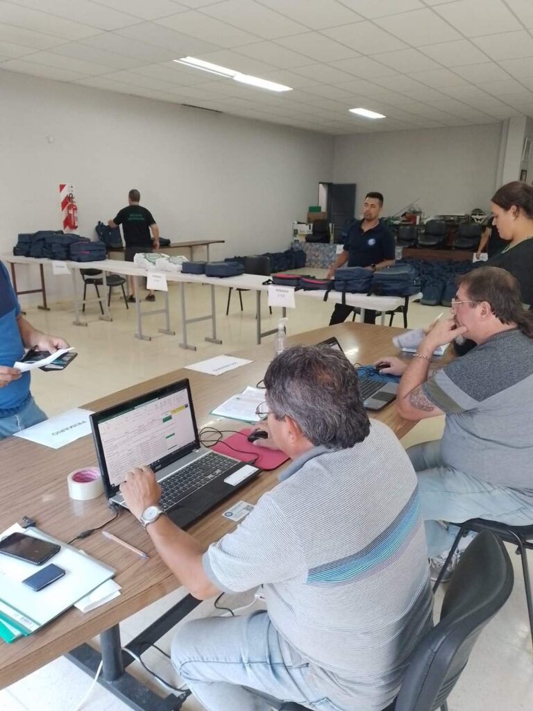 UOM comenzó entrega de útiles escolares a sus afiliados