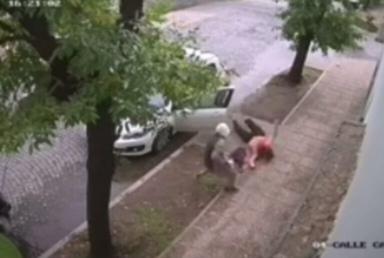 Salvajemente le arrebataron su cartera