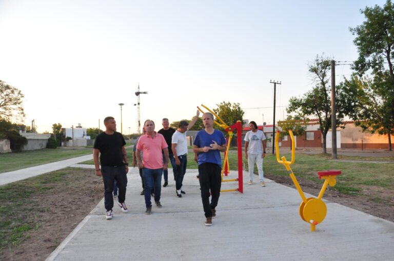 Con dos nuevas estaciones saludables se continúa mejorando el Paseo del Ferrocarril Mitre