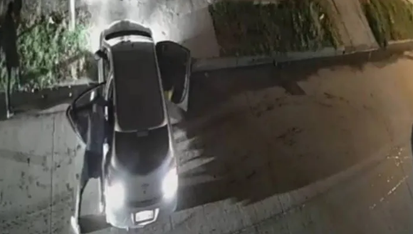  «Motochorros» le robaron a un hombre que estaba guardando el auto en la cochera