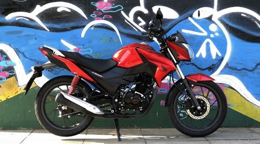 Tenía una moto robada y huyó corriendo de la policía