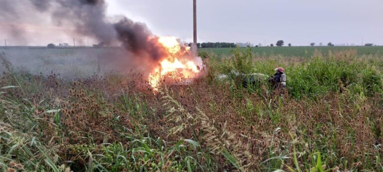 Un vehículo se incendió sobre Ruta 158 en Quebracho Herrado