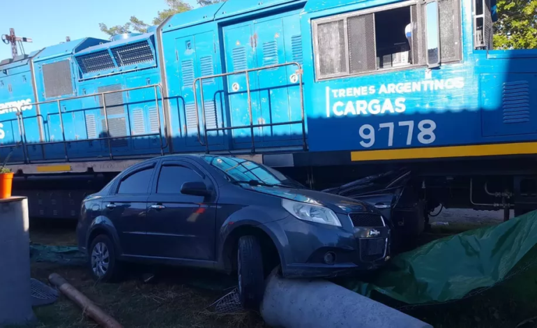  Un auto chocó contra el tren de cargas en un paso a nivel de Alta Córdoba