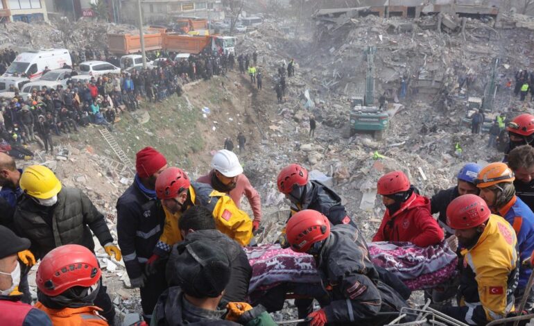  Más de 100 horas después del sismo en Turquía, los rescatistas aún retiran sobrevivientes