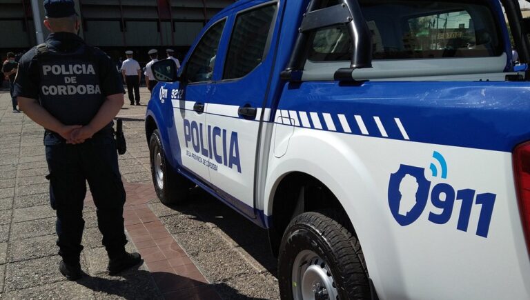 Le sustrajeron la mochila a un adolescente