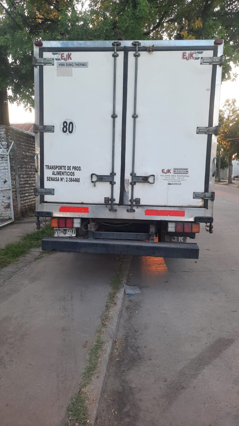 Sustrajeron la rueda auxiliar de un camion y horas más tarde la policia la recupero
