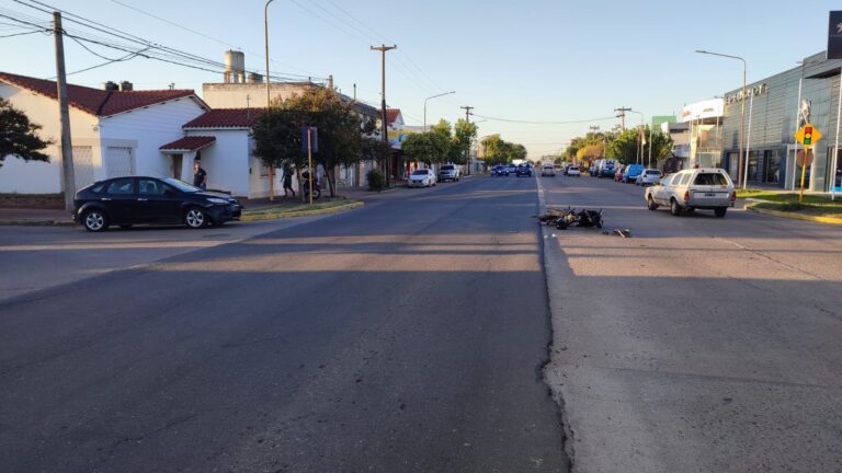 Una motociclista sufrió lesiones graves en un accidente de tránsito