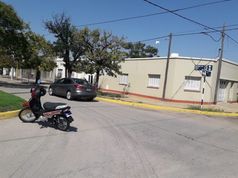 Una motociclista con heridas leves tras chocar contra un auto
