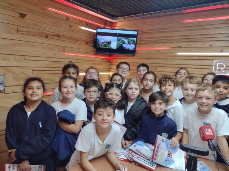 Los alumnos de la Esc. J. B Inturraspe visitaron a Radio Estación 102.5