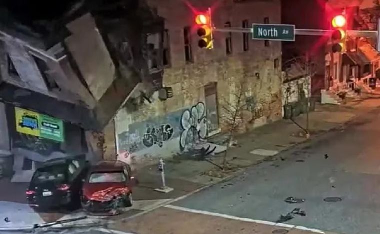  Violento choque y colapso de un edificio tras una persecución policial en EE.UU.