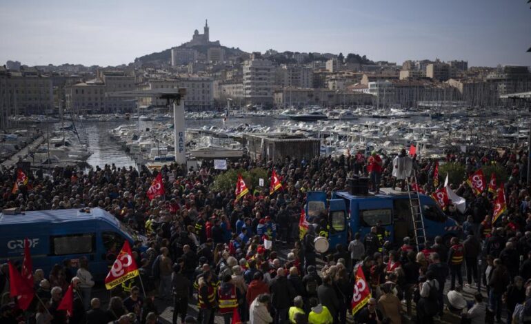  Francia vive una jornada de protestas masivas: Aumentan los bloqueos y demoras en las calles