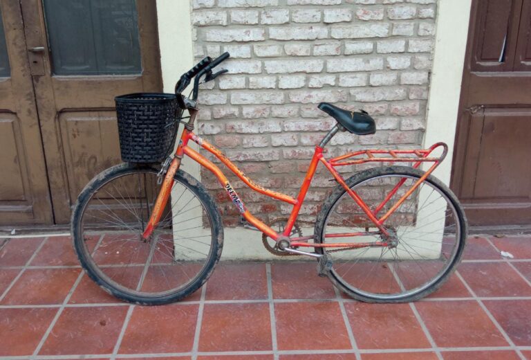 Allanamiento positivo en B. Acapulco: recuperaron un bicicleta