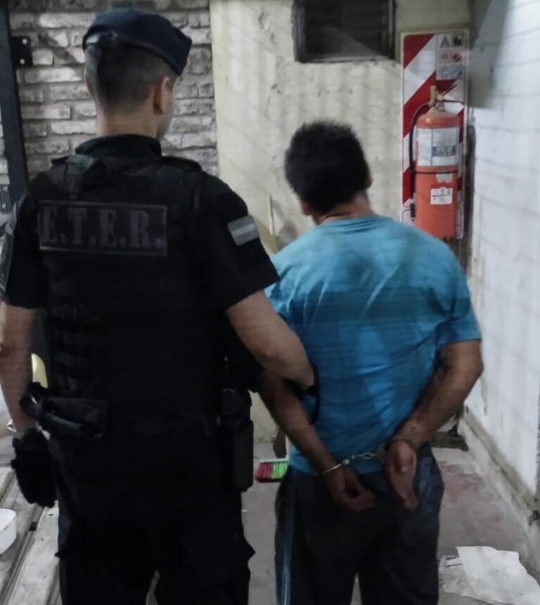 Irrumpió en una vivienda, tenía pedido de captura y fue detenido