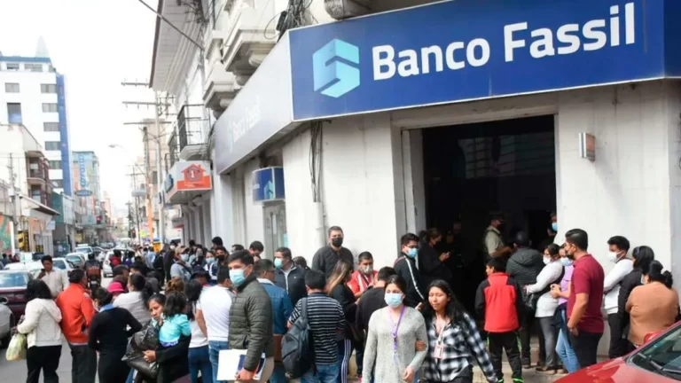 Bolivia: intervinieron uno de los bancos más grandes del país y ahorristas intentaron recuperar su dinero