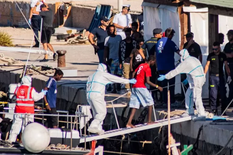 Crisis económica: casi 1.000 migrantes llegaron a Lampedusa en 24 horas