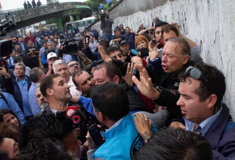 Agredieron a Sergio Berni tras el asesinato de un chofer de colectivos