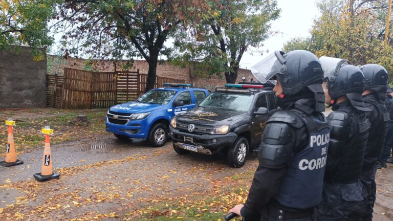 Cuatro detenidos tras allanamiento antinarcóticos en Barrio Parque