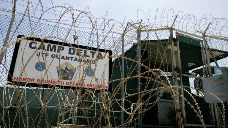 Así es por dentro Guantánamo, la temible prisión militar que aún tiene 30 detenidos en total hermetismo