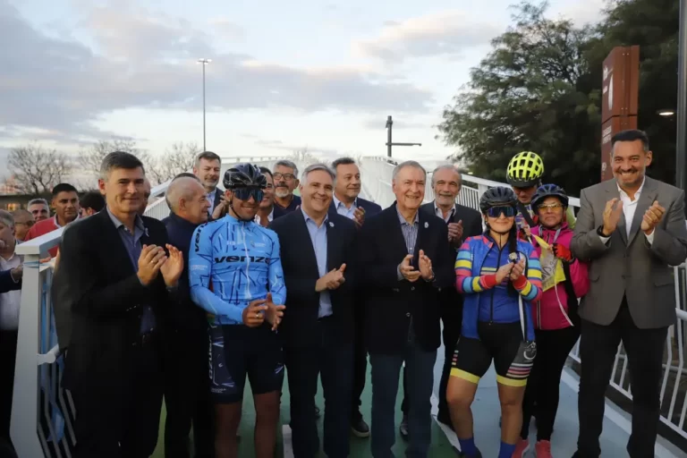 Schiaretti y Llaryora inauguraron la ciclovía en altura junto a funcionarios