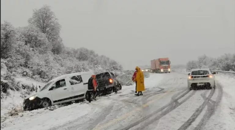 La nieve causó accidentes sobre la Ruta 40, entre Bariloche y El Bolsón