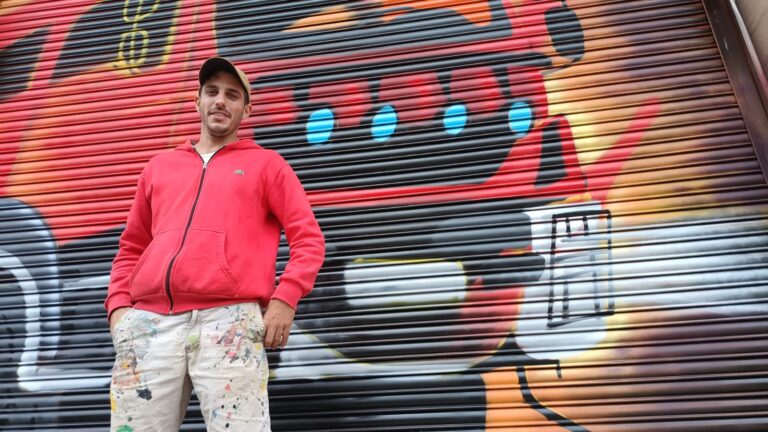 Julián y el trabajo de reflejar la labor de los bomberos en muralismo