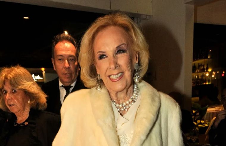 Mirtha Legrand celebró 55 años en la TV con amigos en un restó de Recoleta