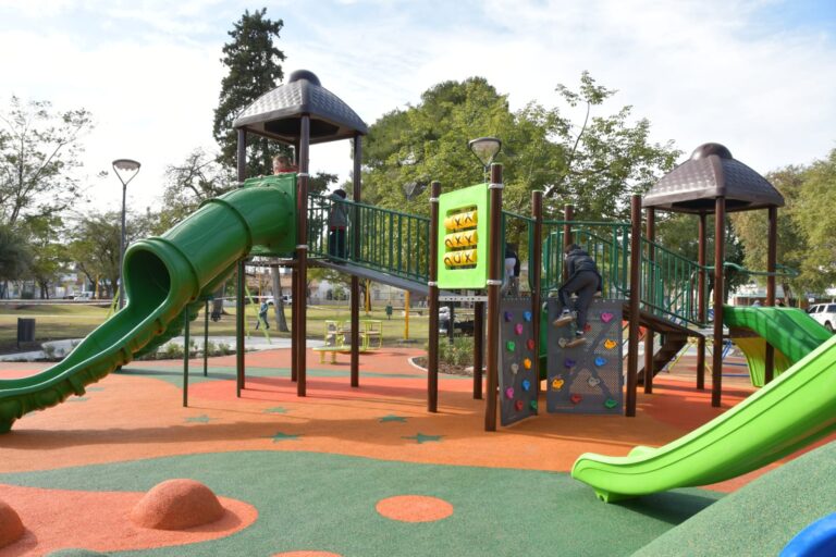 Se habilitaron los nuevos juegos de la plaza 1º de Mayo