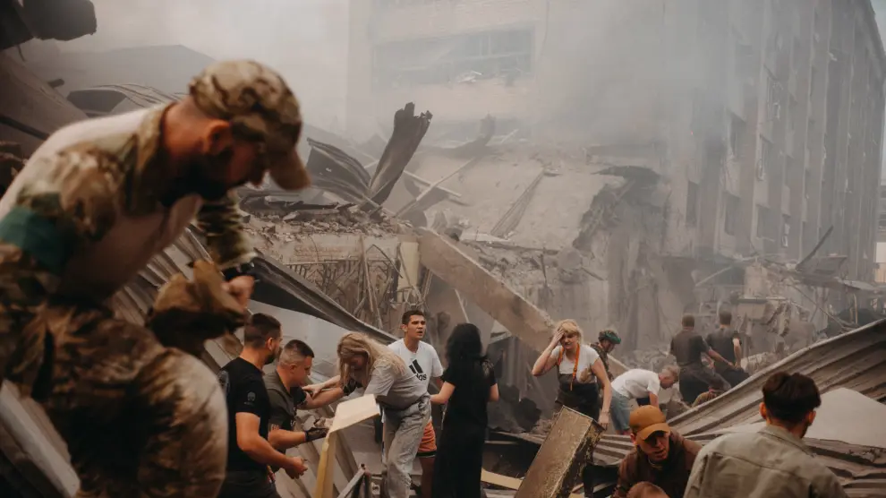 Autoridades y civiles en la busqueda de mas victimas bajo los escombros de la pizzeria de kramatorsk
