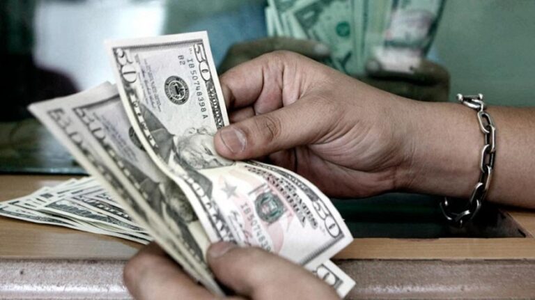 El dolar paralelo cotizó en alza este martes y alcanzó el récord histórico