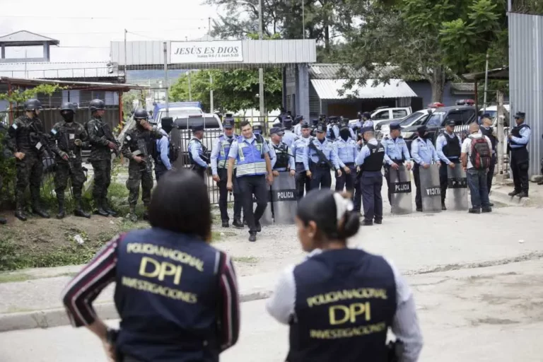 Honduras: 41 muertas por enfrentamiento de bandas en cárcel de mujeres