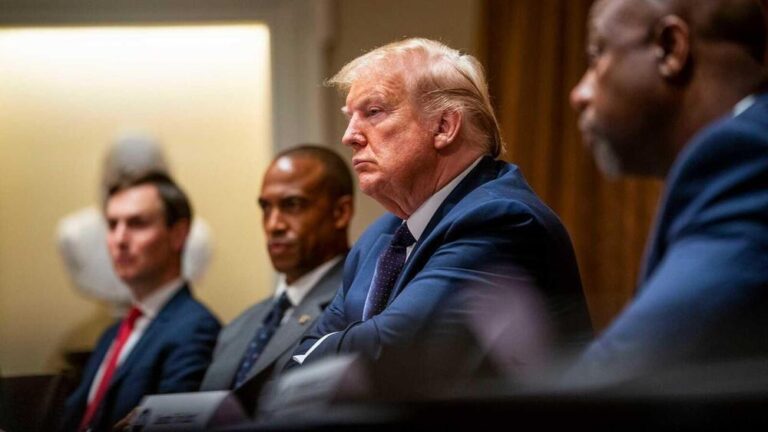 Trump se enfrenta a 37 cargos en el caso de los documentos clasificados