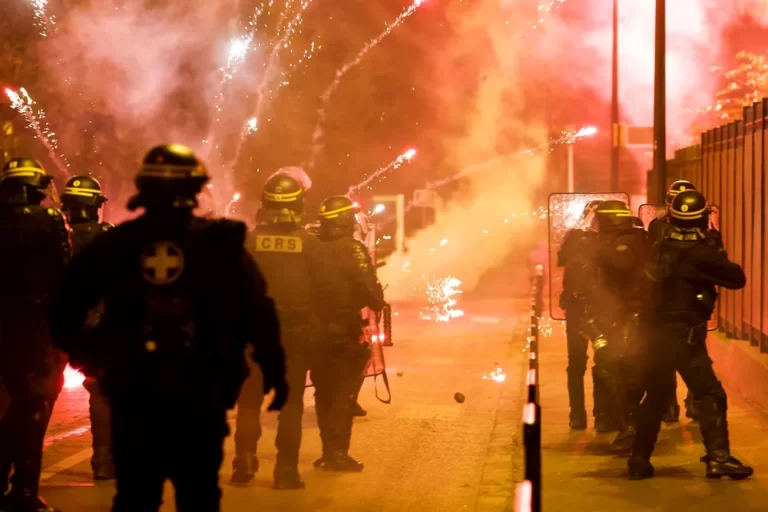 Francia: detuvieron a 667 personas en la tercera noche de protestas en París